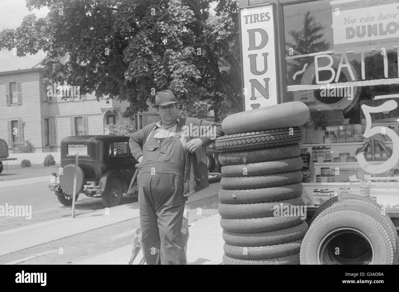 Reifen-Shop in den USA der 1930er Jahre mit Reifen Verkäufer Datum: C. Ende  der 1930er Jahre Stockfotografie - Alamy
