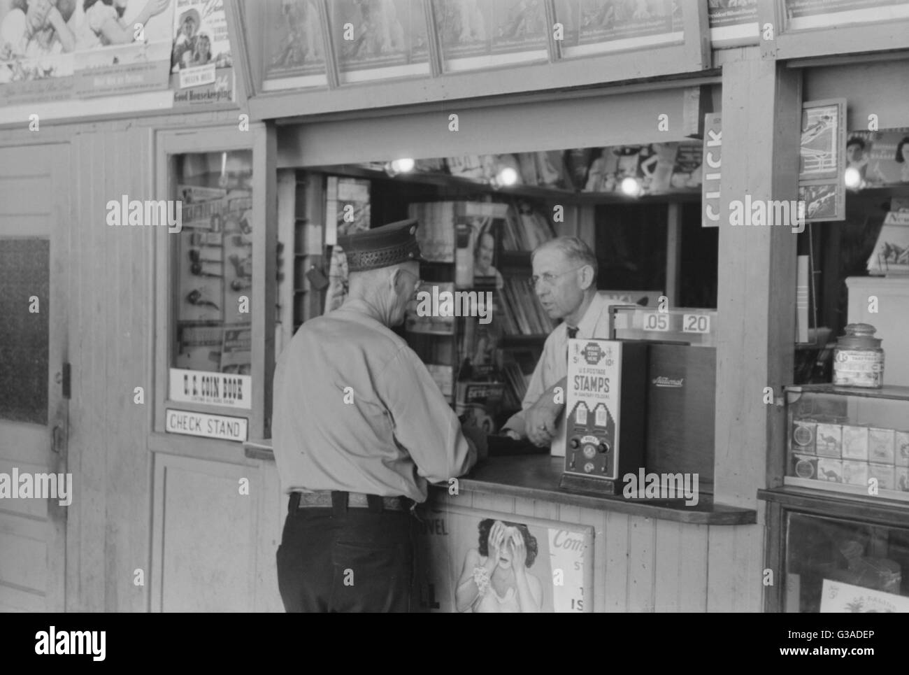 Tabak-Händler warten auf Motorman bei Straßenbahn terminal, Oklahoma City, Oklahoma. Datum Juli 1939. Stockfoto