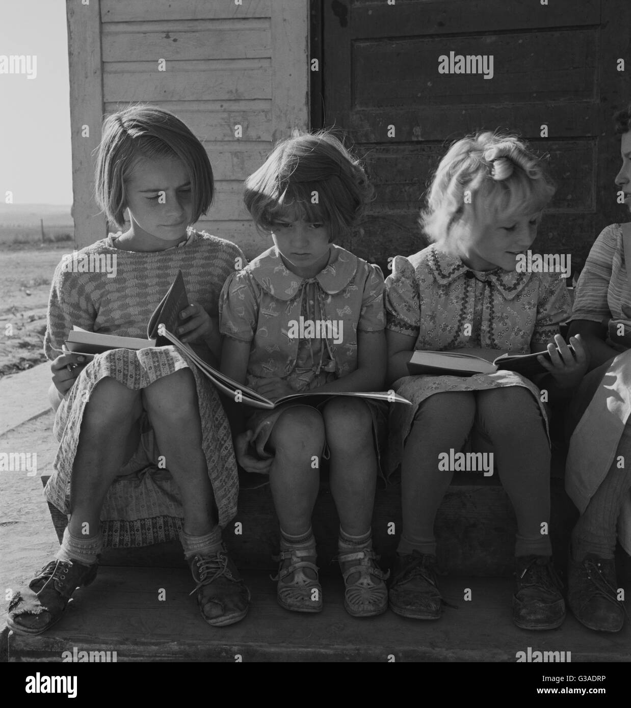 Die Mädchen der Lincoln Bench School studieren ihre Lesestunde. Nein Stockfoto