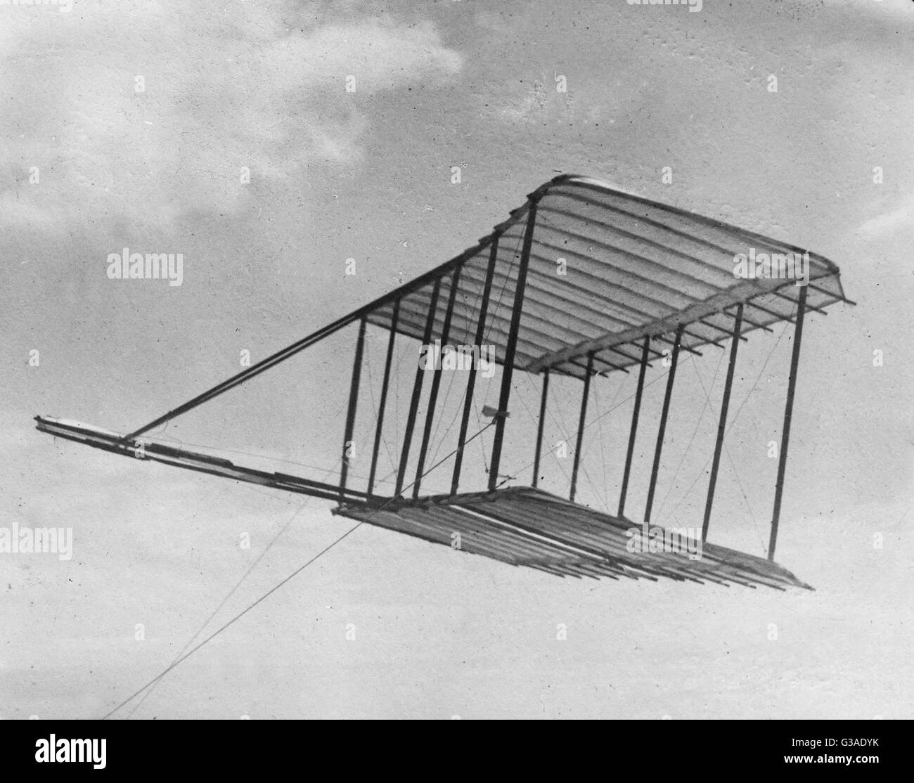 Linke Seitenansicht des Segelflugzeugs, der als Drachen fliegt, in ebenem Flug, Stockfoto