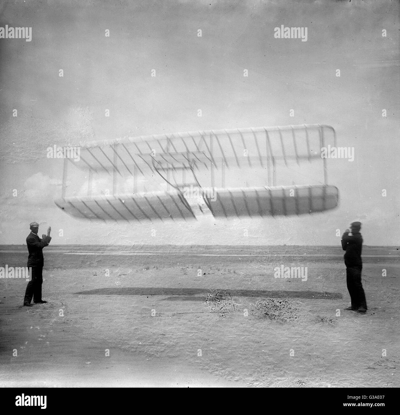 1901 Gleiter wird als Drachen geflogen, Wilbur auf der linken Seite, Orvi Stockfoto