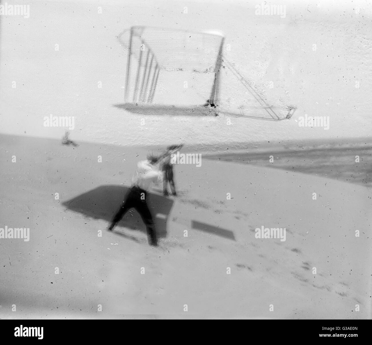 1901-Gleitflugzeug fliegt hoch, fotografiert von unscharf, Wasser... Stockfoto