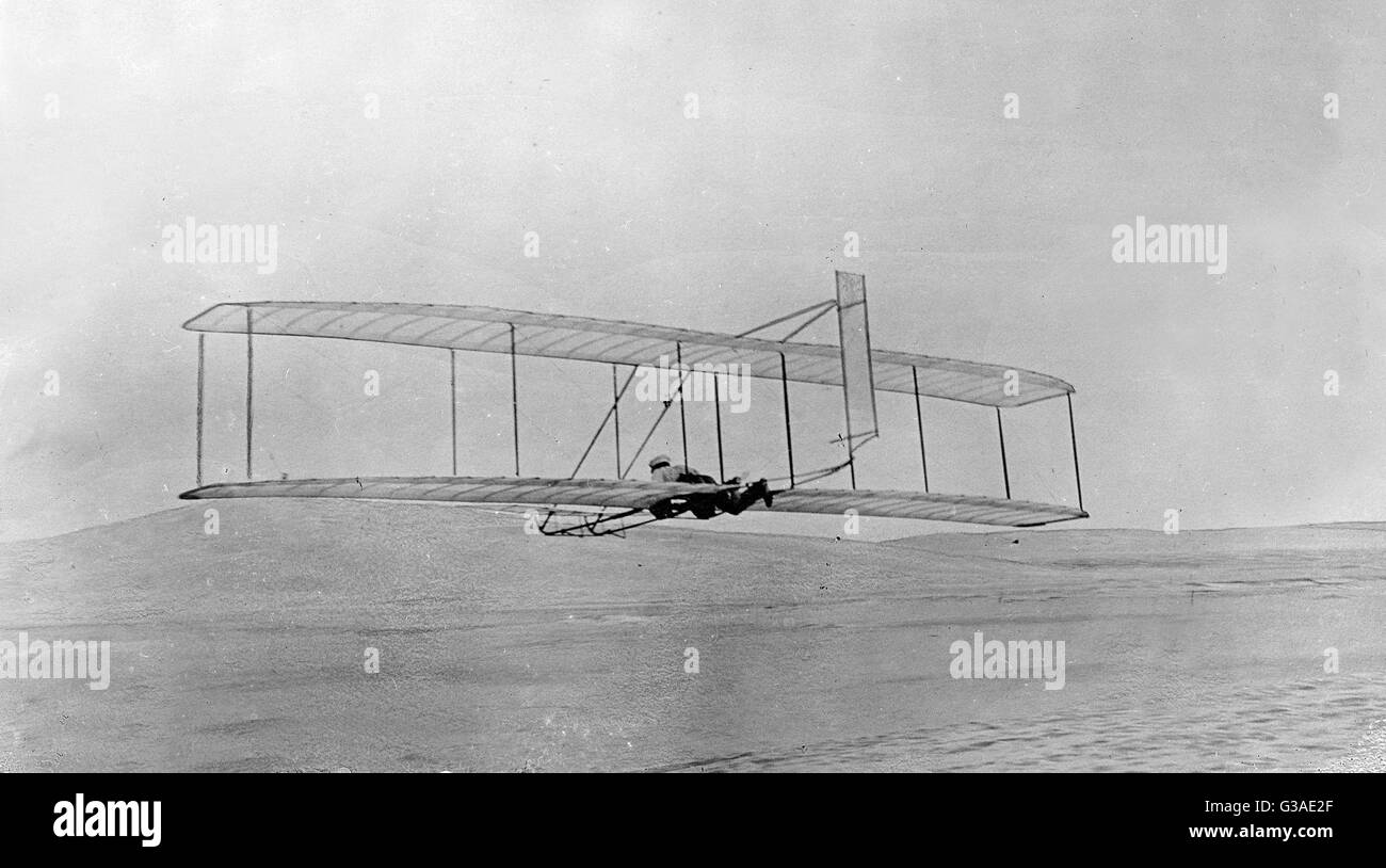 Hinten rechts Ansicht eines der erfolgreichen gleitet gemacht am 21. Oktober 1903 mit der 1902-Schirm (einer der drei Aufnahmen, die an diesem Tag); Kitty Hawk camp Gebäude in der Ferne. Datum 1903 Okt. 21. Stockfoto