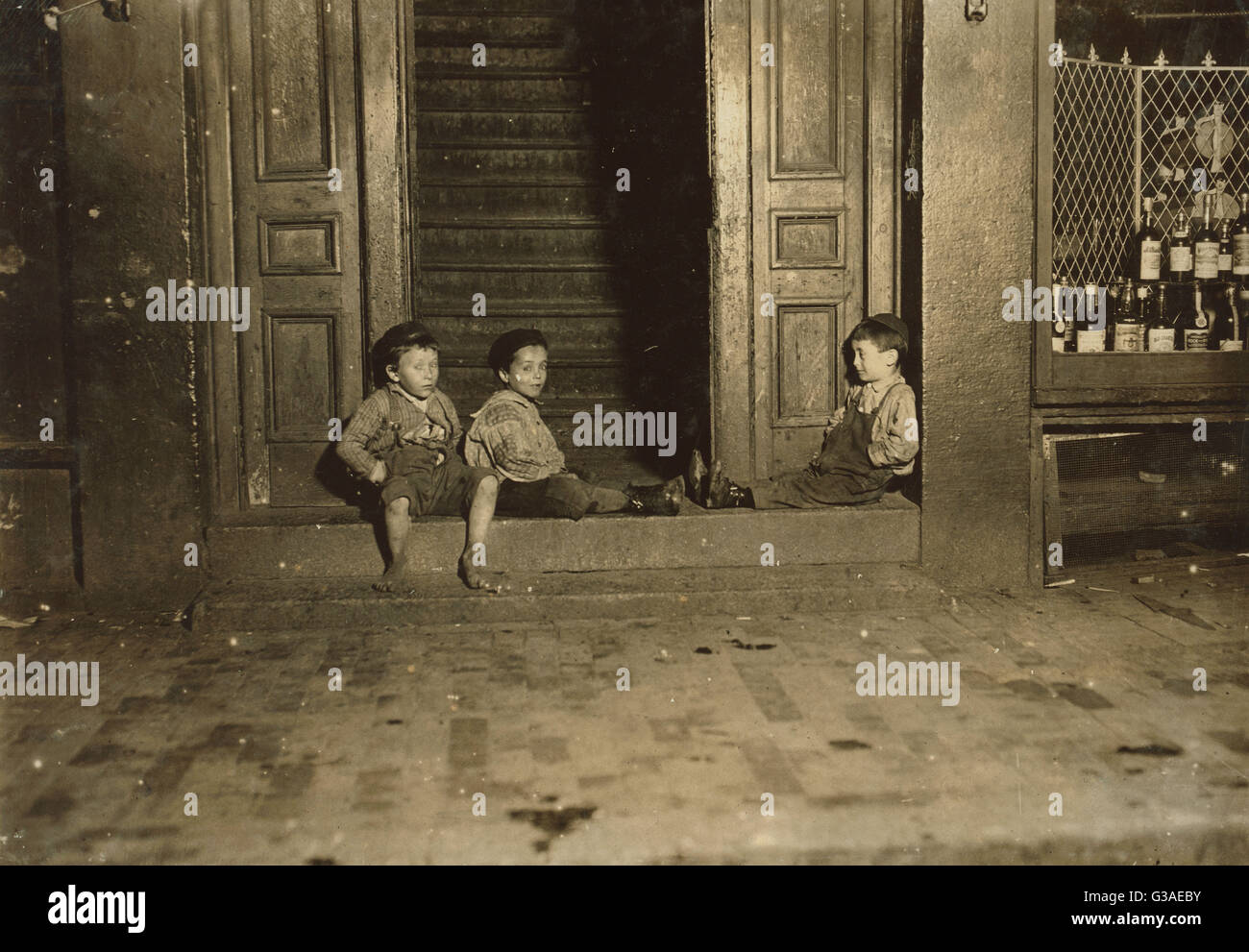 Spät in der Nacht. Straßenkinder. Ein Scherz. Ort: Stockfoto