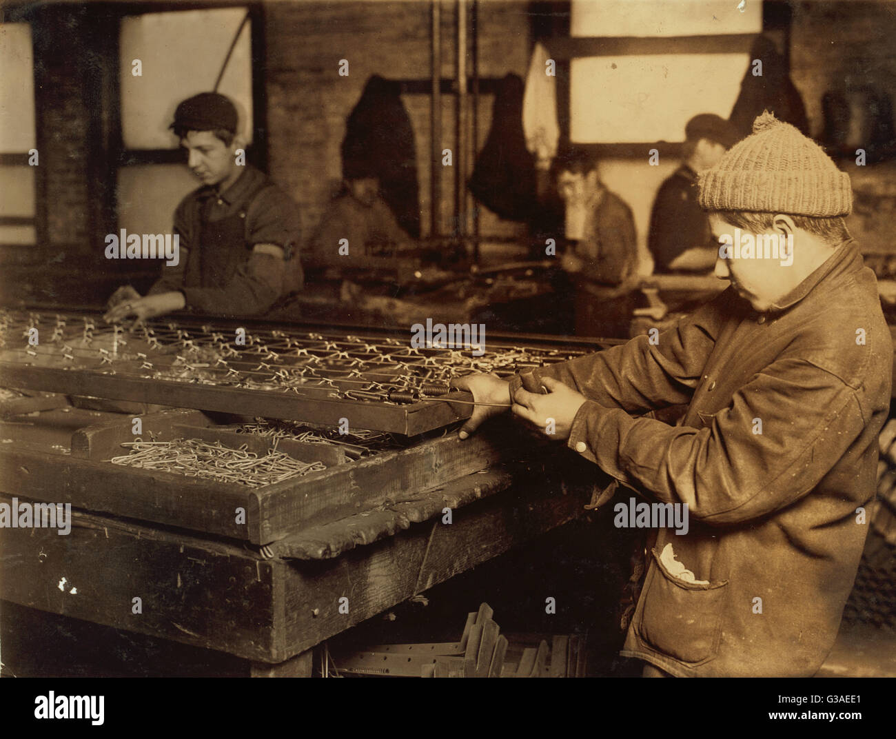 Jungs, die Bettfedern verbinden. 14 und 15 Jahre alt. Lage: Bo Stockfoto