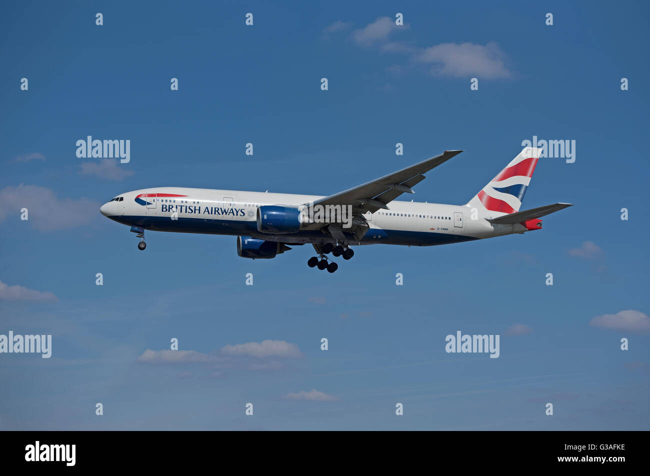 Boeing 777-236ER serielle Registrierung (G-YMMI) British Airways Flotte über London. SCO 10.401. Stockfoto