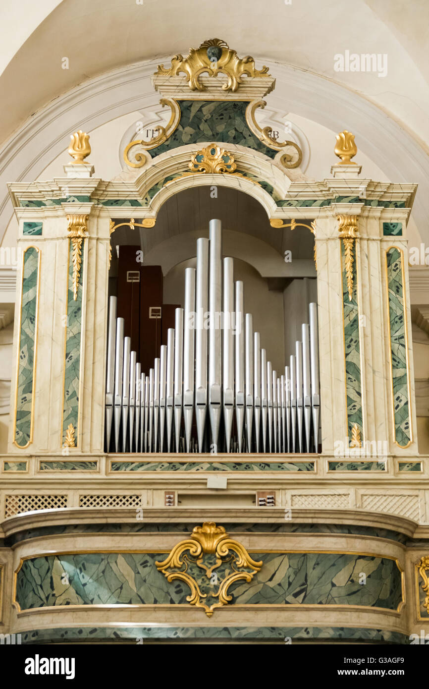 Marostica, Italien - 12. April 2016: Orgel und Empore über dem Eingang der Kirche von Saint Anthony Abbot. Stockfoto