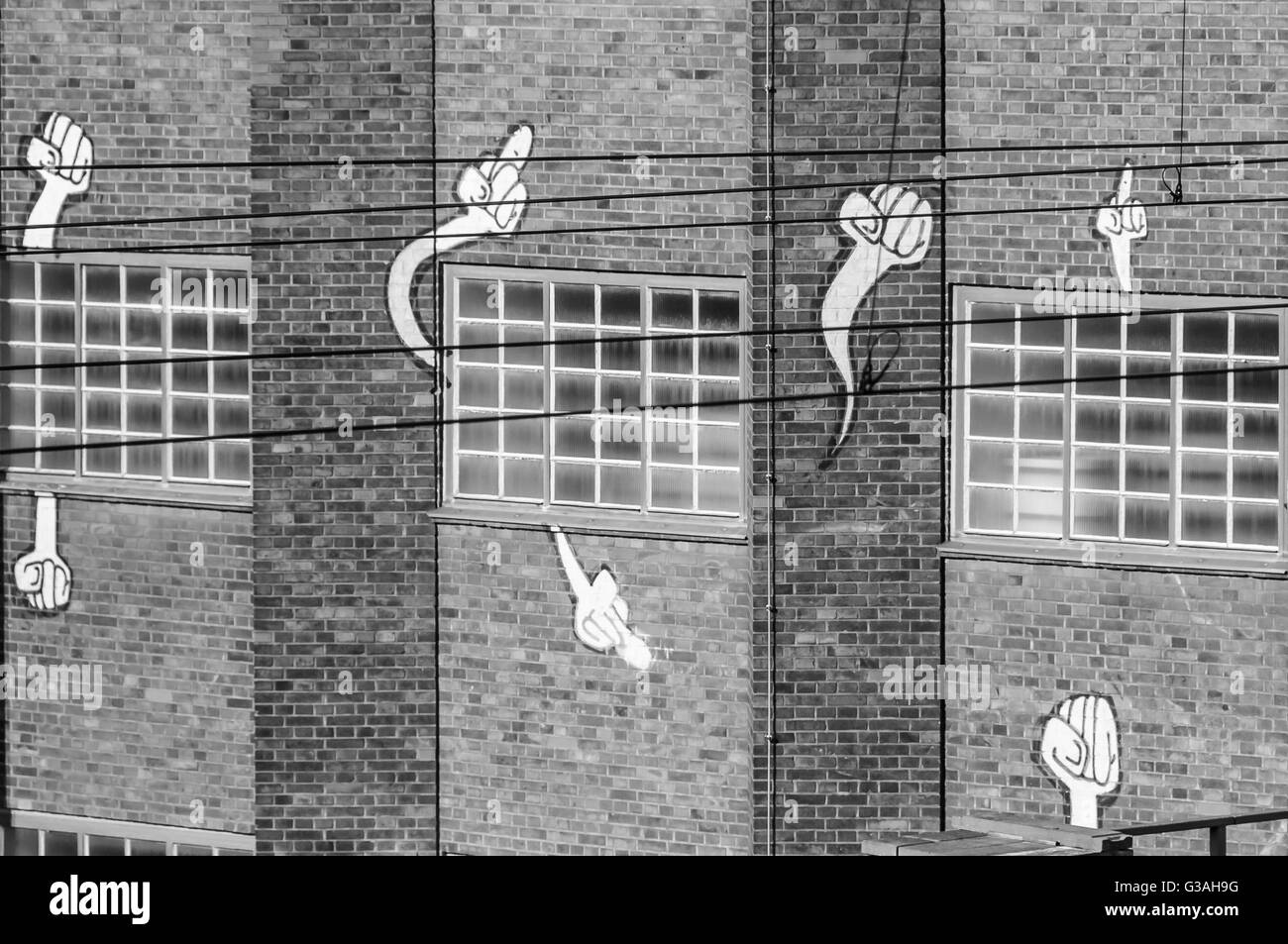 Backsteingebäude in Graffiti-Kunst gemalt Stockfoto