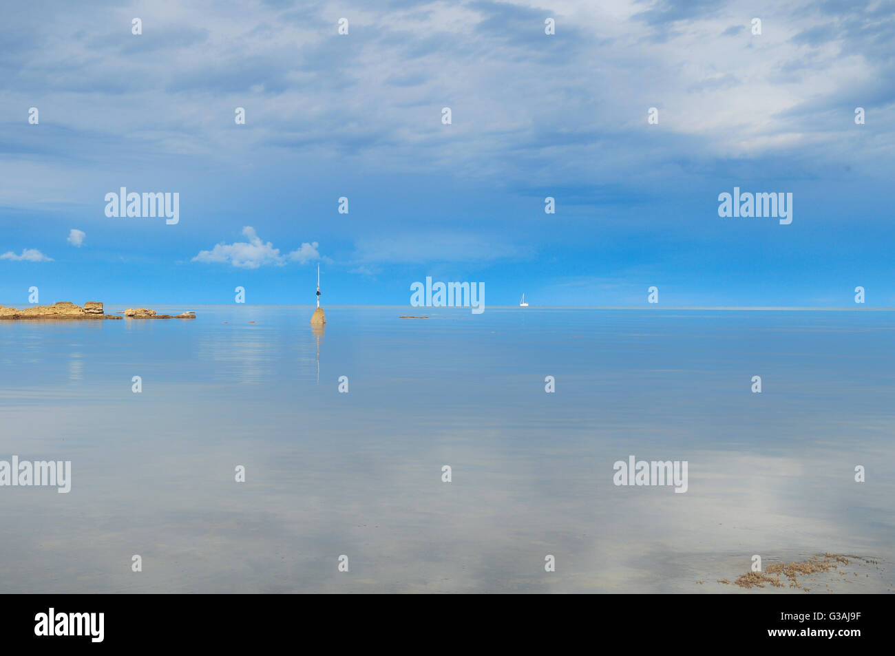 Morgen am Meeresufer mit nebligen Wasser und diffuses Licht Schreibweise eine fast surreale Lichtsituation. Blauer Himmel, seidige Wasser ein Stockfoto