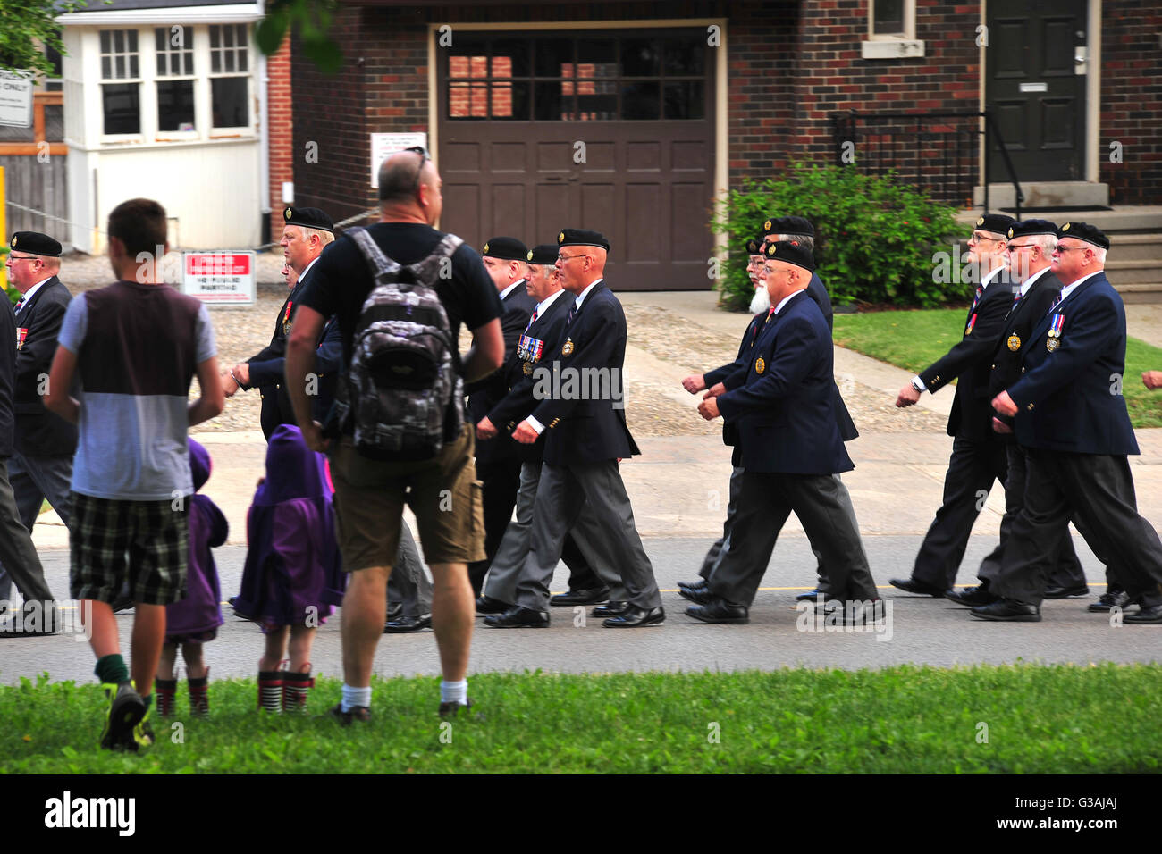 Veteranen marschieren vorbei Zuschauer am d-Day Veranstaltungen in London, Ontario in Kanada. Stockfoto