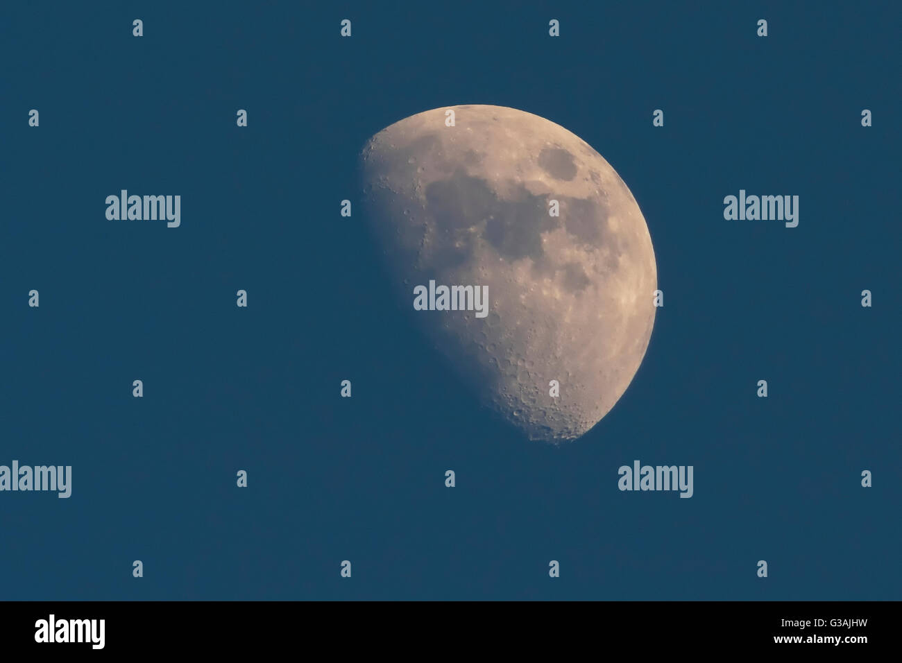 Schoss den Mond mit 1100 mm Brennweite in Dämmerung Stockfoto