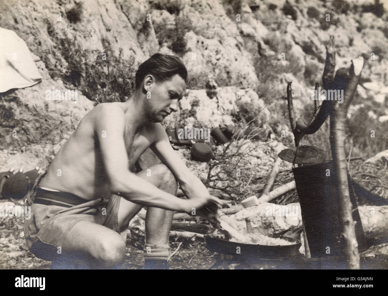 John Laverick, SBS und berühmten Koch!) Zubereitung einer Mahlzeit auf Kreta während Betrieb Eiweiss. Foto von Colonel David Sutherland von SBS und SAS, war Teil einer 12-köpfigen Special Boat Service Unit machte einen gewagten Überfall auf den besetzten griechischen Insel Rh Stockfoto