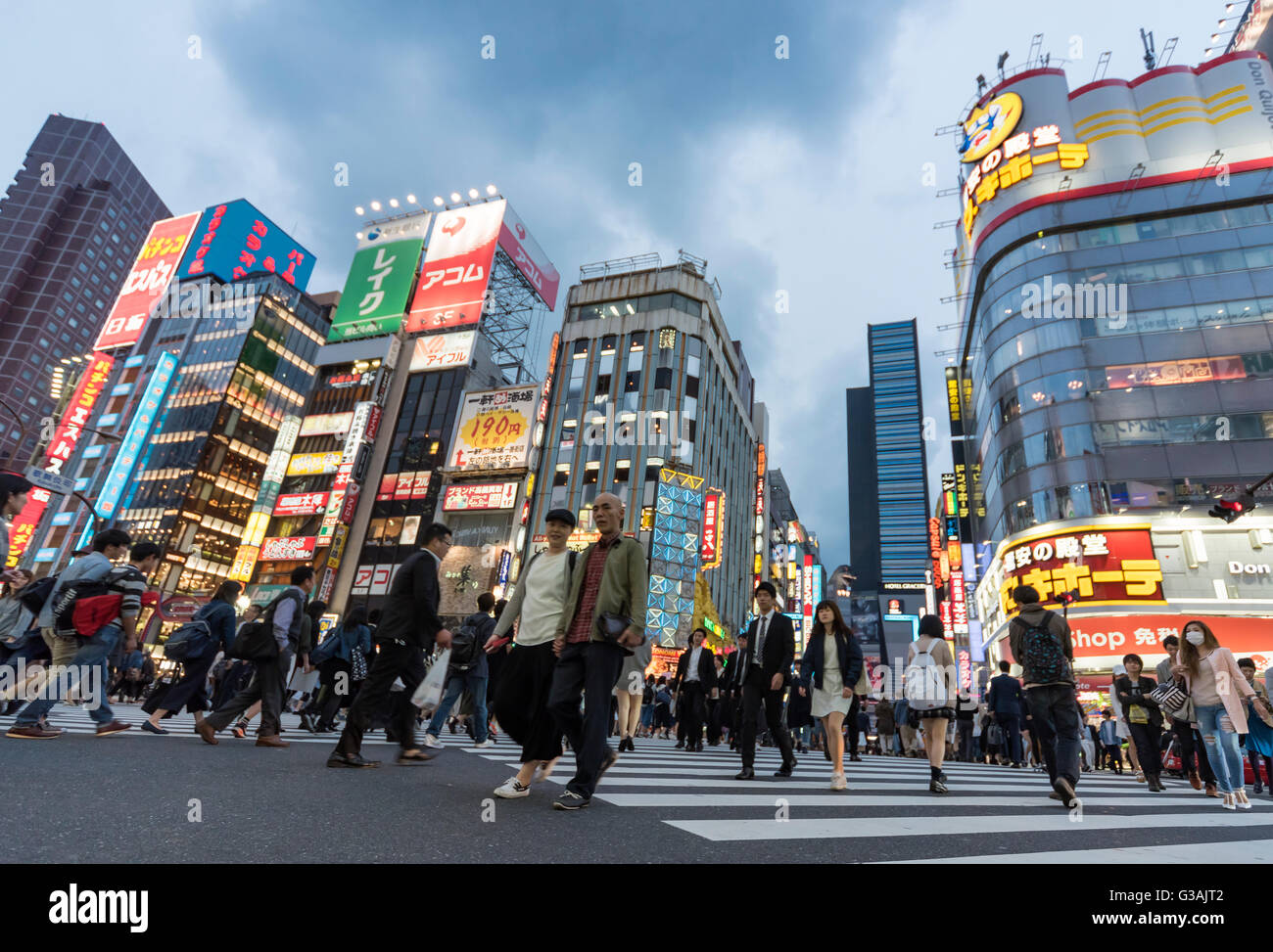 Kabukicho Crossing bei Nacht-Herbst, Shinjuku, Tokio, Japan Stockfoto