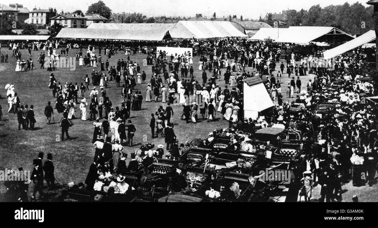 Das Cricket-Match von Eton V Egge die gehostet wurde Herrn gegangen auf Mittagessen Intervall, die Zuschauer und die Spieler waren hier zum Mittagessen.     Datum: ca. 1895 Stockfoto