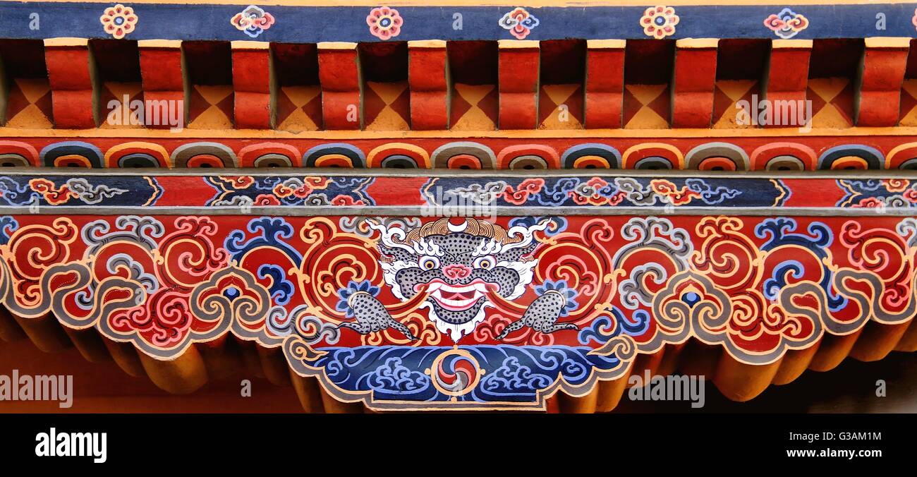 Bunte bhutanischen Kunst des tibetischen Drachen gemalt auf Holz am Eingang des Hauses in Paro, Bhutan Stockfoto