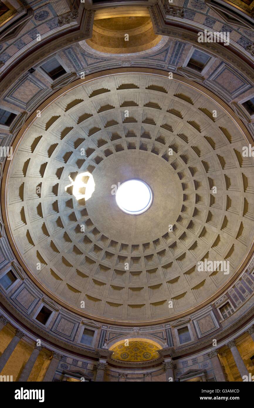 Innenansicht des Oculus und Kassettendecke aus der Kuppel, Pantheon, Rom, Italien Stockfoto