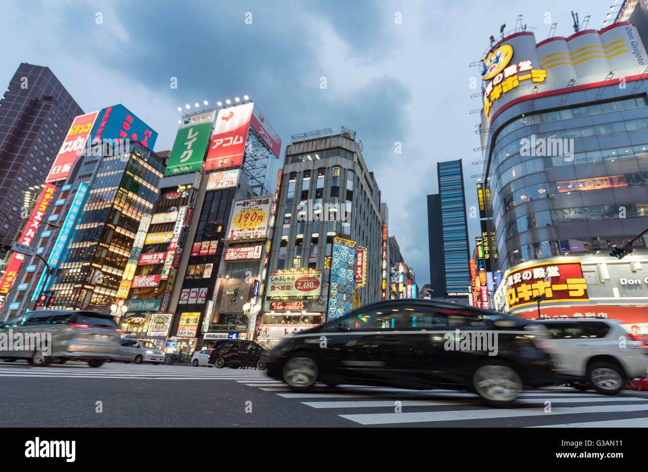 Kabukicho Crossing bei Nacht-Herbst, Shinjuku, Tokio, Japan Stockfoto