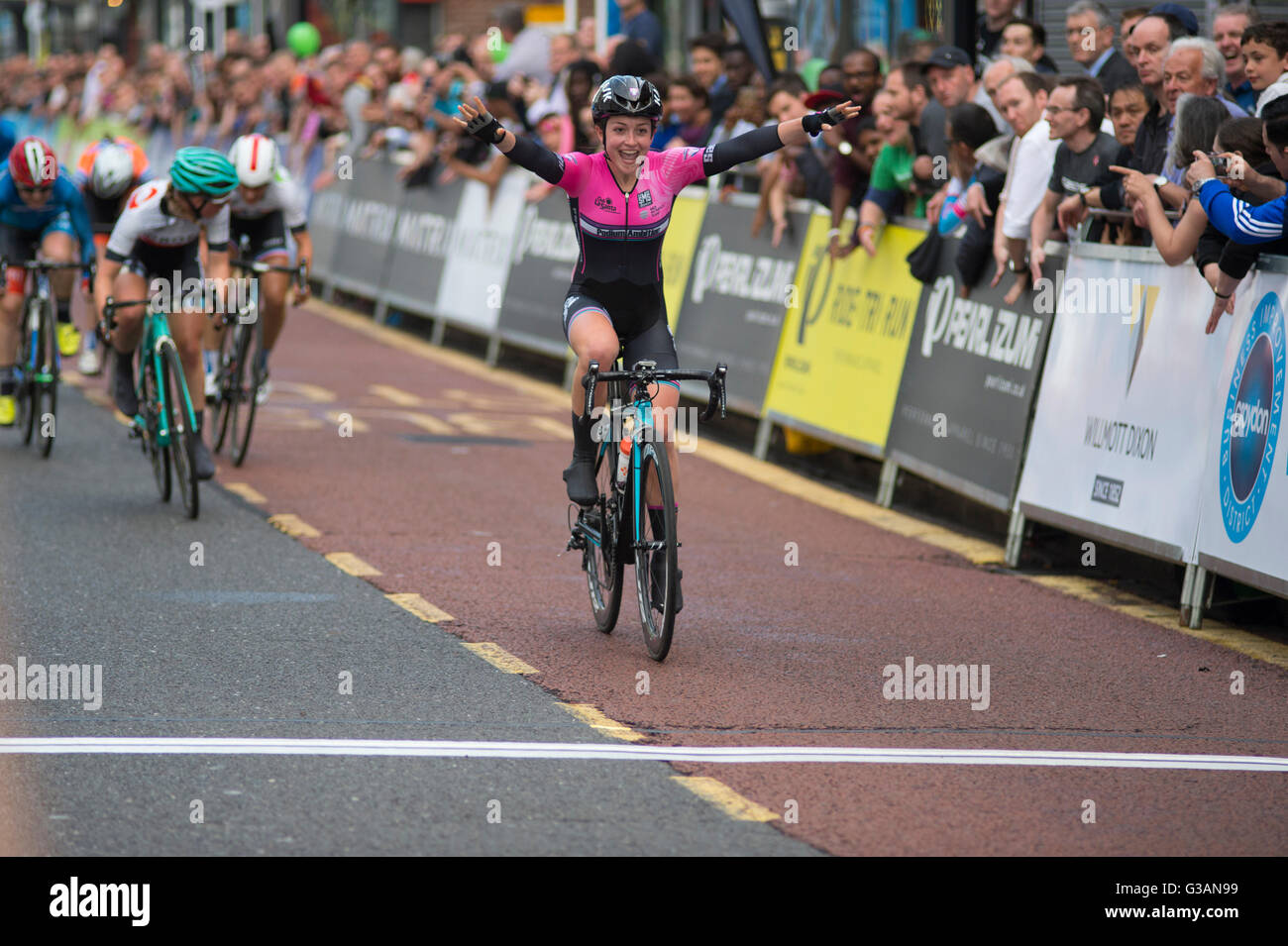 Croydon, 7. Juni 2016. Womens Matrix Fitness GP Runde 5, nimmt Gewinner Grace Garner die Linie. Stockfoto