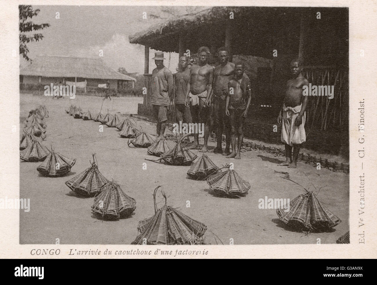 Kongo - Afrika - Ankunft von Kautschuk, in speziell geflochtenen Trägern transportiert. In den frühen 1900er Jahren wurde der Kongo-Freistaat auch eine bedeutende Quelle von Naturkautschuk-Latex, meist durch Zwangsarbeit unter entsetzlichen menschlichen Bedingungen gesammelt Stockfoto