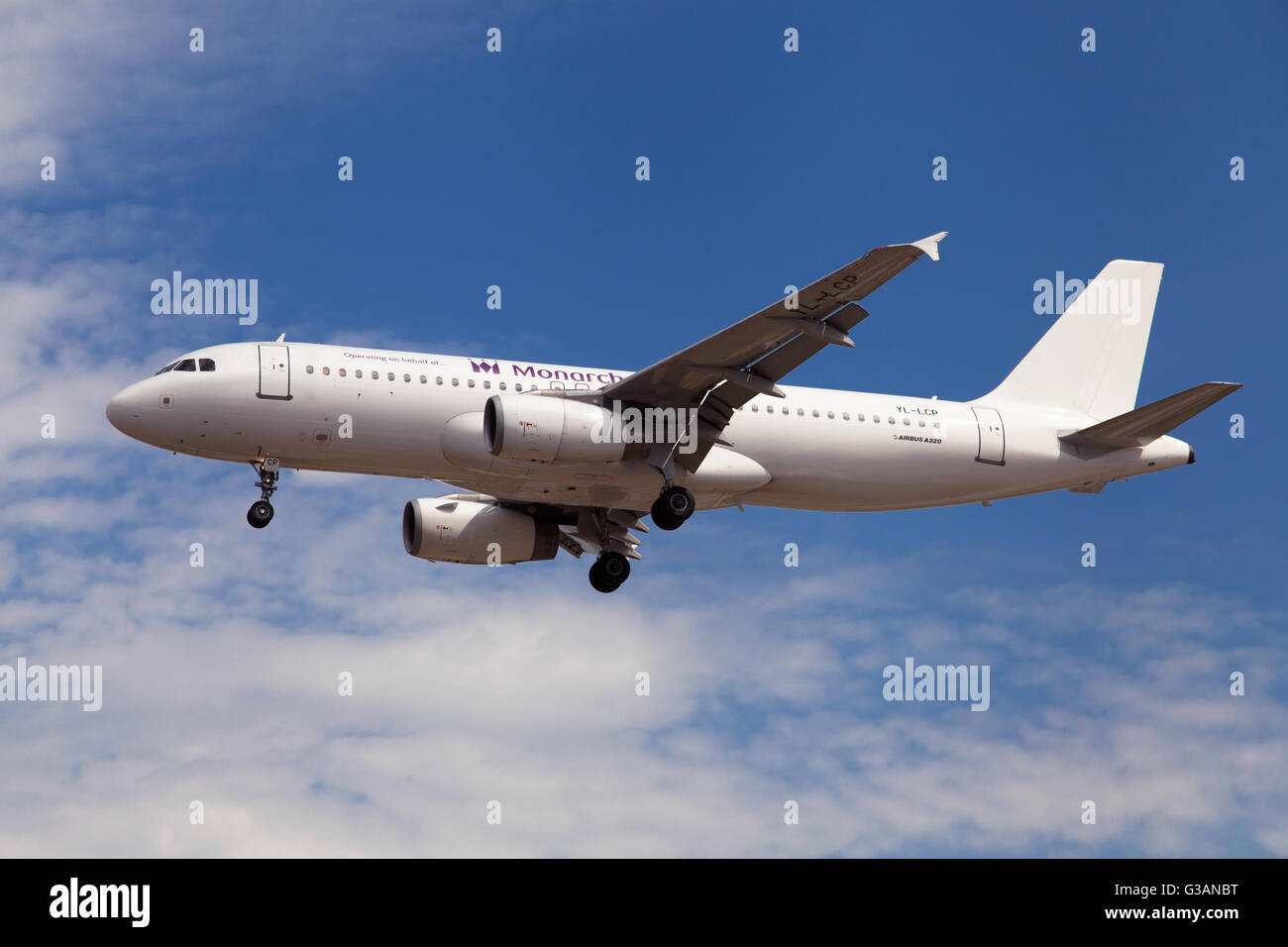 Ein Monarch Airlines Smartlynx Airbus A320-200 nähert sich zum Flughafen El Prat in Barcelona, Spanien. Stockfoto