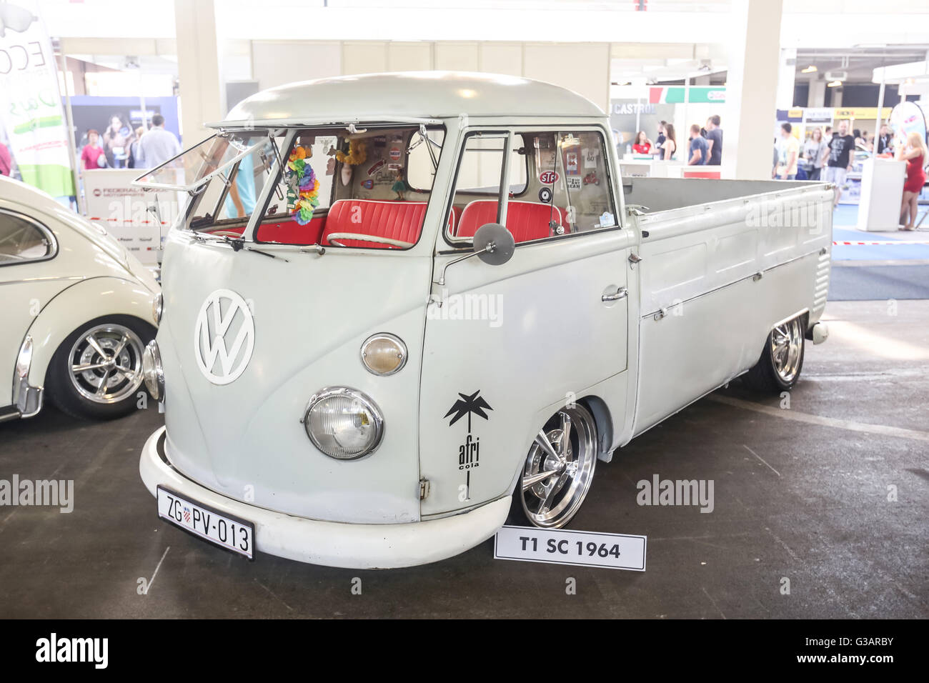 ZAGREB, Kroatien - 4. Juni 2016: A Volkswagen T1 SC 1964 stellte in Fast and furious Straßenrennen in Zagreb, Kroatien. Stockfoto