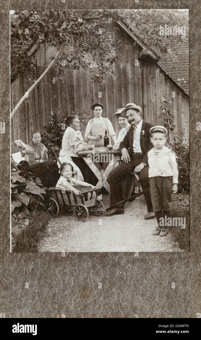 Familiengruppe an einem Tisch im Garten Stockfoto