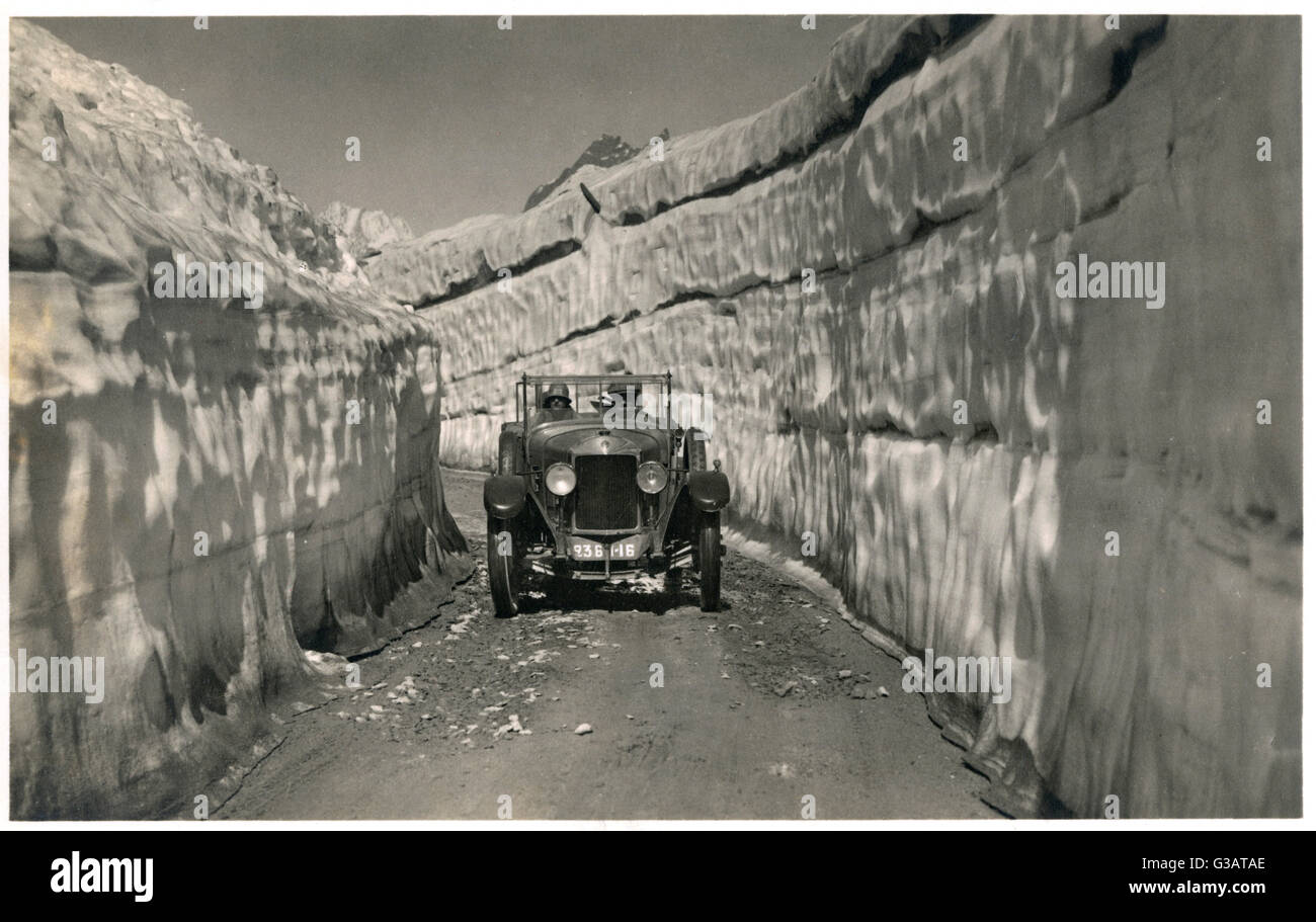 Ein Paar im Auto, Grimselstraße, Schweiz Stockfoto