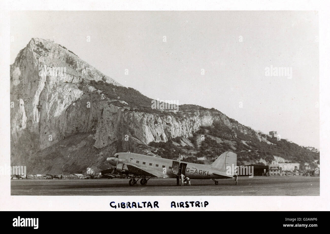 Gibraltar Startstreifen mit Douglas C47 Dakota 4 im Vordergrund und Bomber im Hintergrund, wahrscheinlich während des zweiten Weltkriegs.      Datum: ca. 1940er Jahre Stockfoto