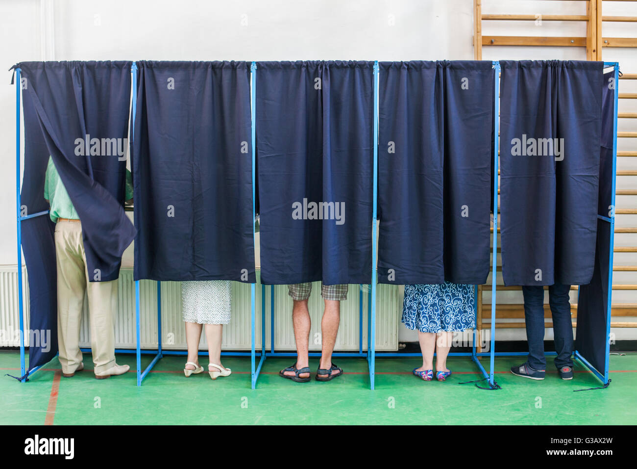 Farbbild des manche Stimmen in einigen Wahlkabinen an einer Abstimmung Station. Stockfoto