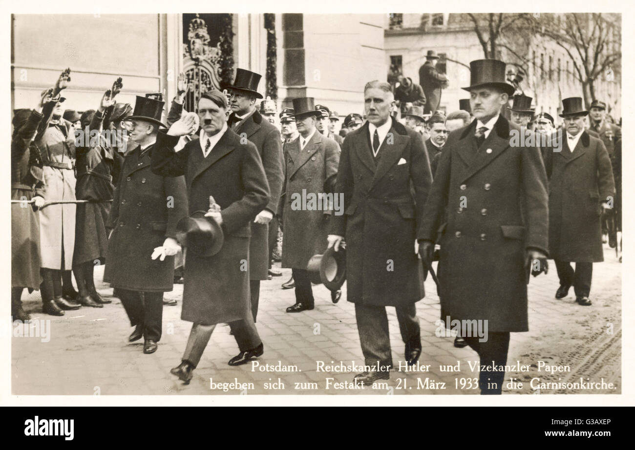 Reichskanzler gewählt, er geht durch die Straßen von Potsdam mit Vizekanzler von Papen, anlässlich seiner Installation an der Garnisonkirche Datum: 21. März 1933 Stockfoto