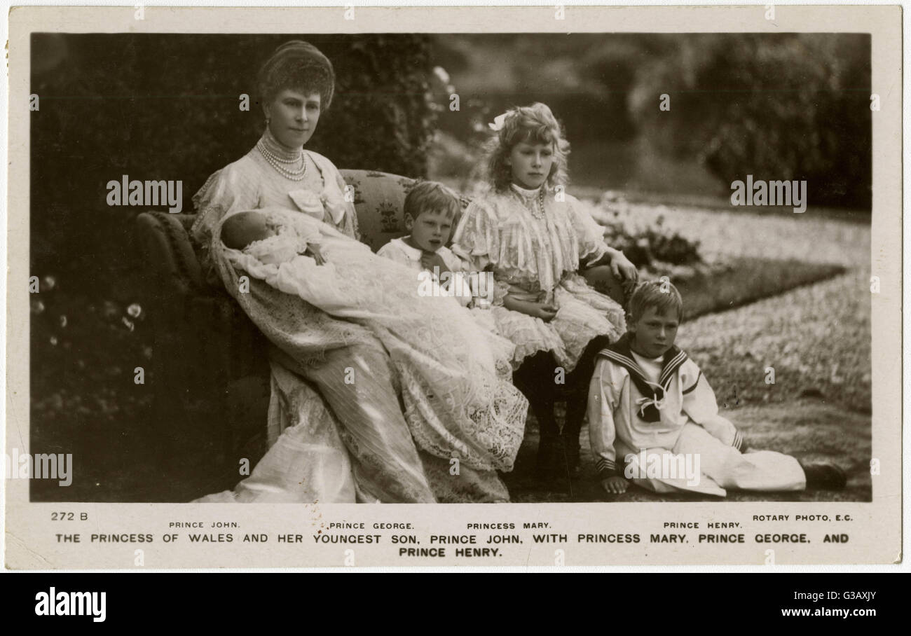 QUEEN MARY (1867-1953) Ehefrau von George V, mit ihren Kindern Maria, George, Henry und John Datum: 1905 Stockfoto