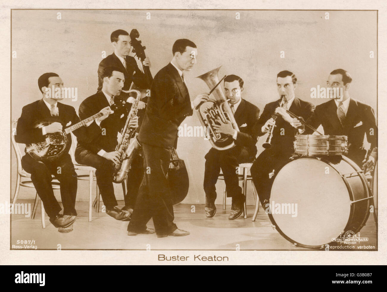 BUSTER KEATON Joseph Francis Keaton) US-amerikanischer Komiker, hauptsächlich in Stummfilmen, gesehen hier mit sechs Musikern Datum: 1895-1966 Stockfoto