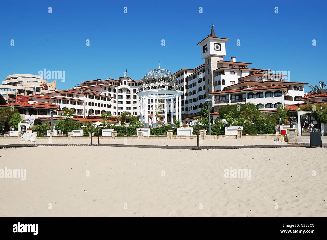 SUNNY BEACH, Bulgarien - 19. Juni 2011: Moderne Gebäude und große Strand in Sunny Beach, Schwarzes Meer Küste von Bulgarien. Stockfoto