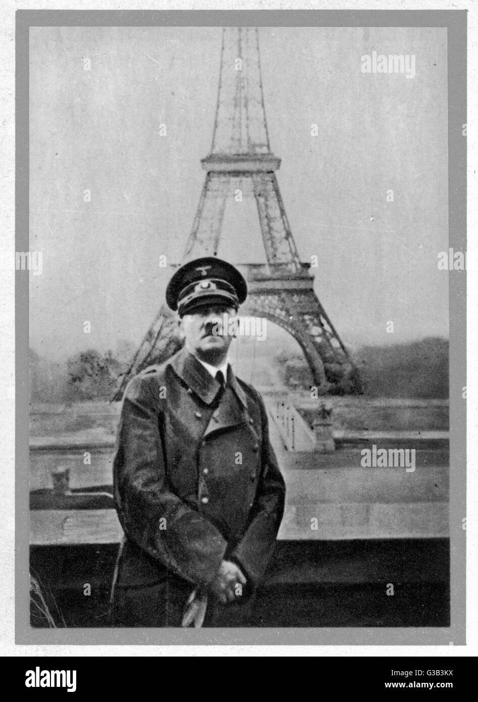 Hitler posiert vor dem Eiffelturm symbolisiert den Siegeszug seiner Blitzkrieg-Strategie Datum: Juni 1940 Stockfoto