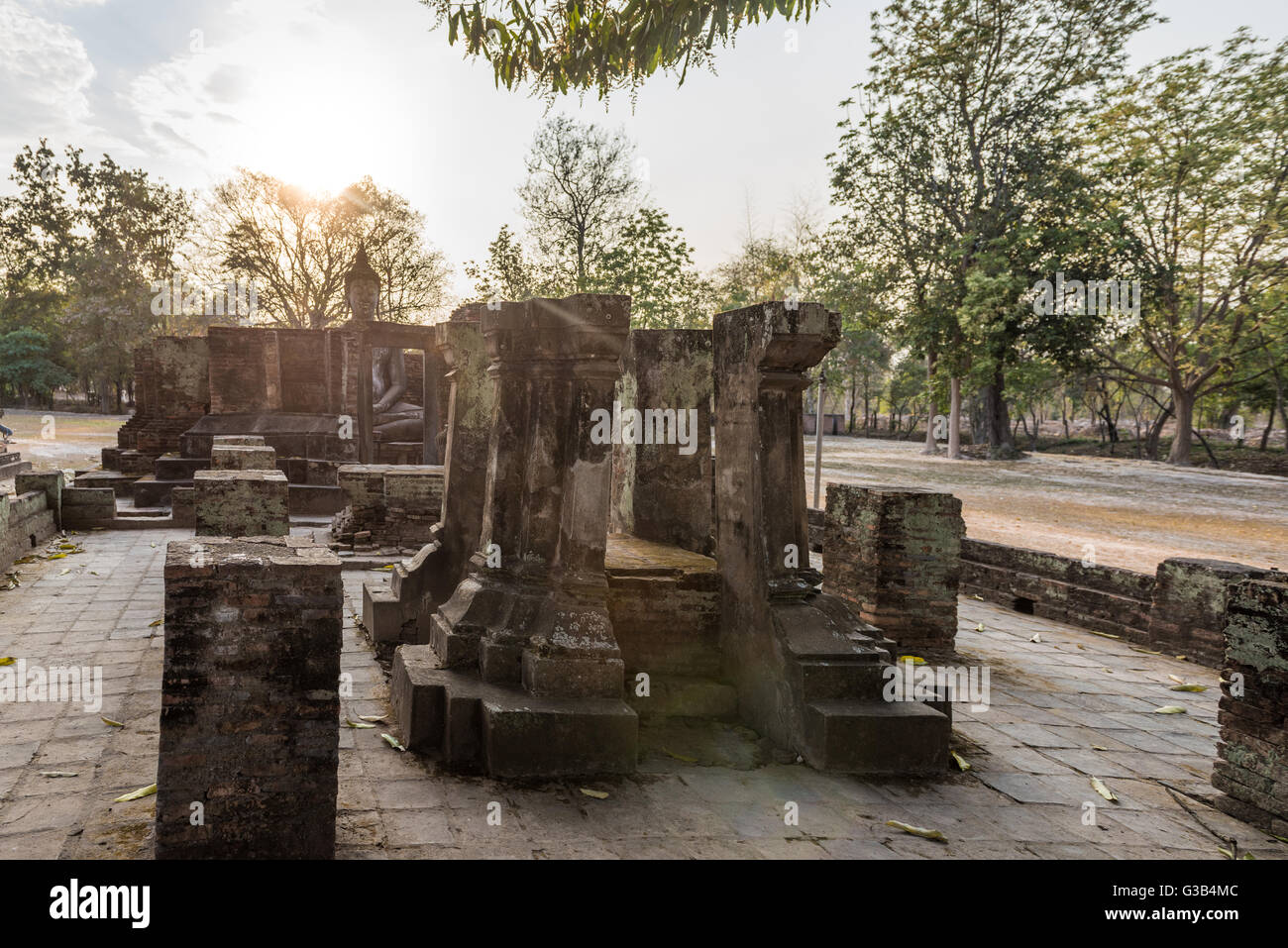 Geschichtspark Sukhothai, Wat Si Chum Tempel, Ruinen einer kleinen Kapelle mit Buddha-statue Stockfoto