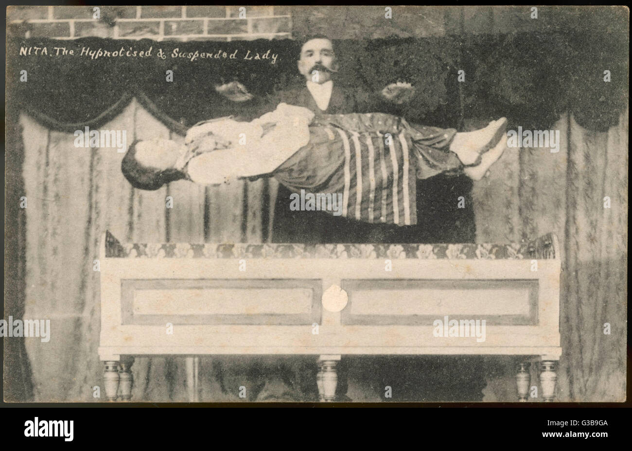 Ein Zauberer führt einen Levitation-Trick auf der Bühne: Nita, die hypnotisierten und schwebenden Dame Datum: circa 1905 Stockfoto