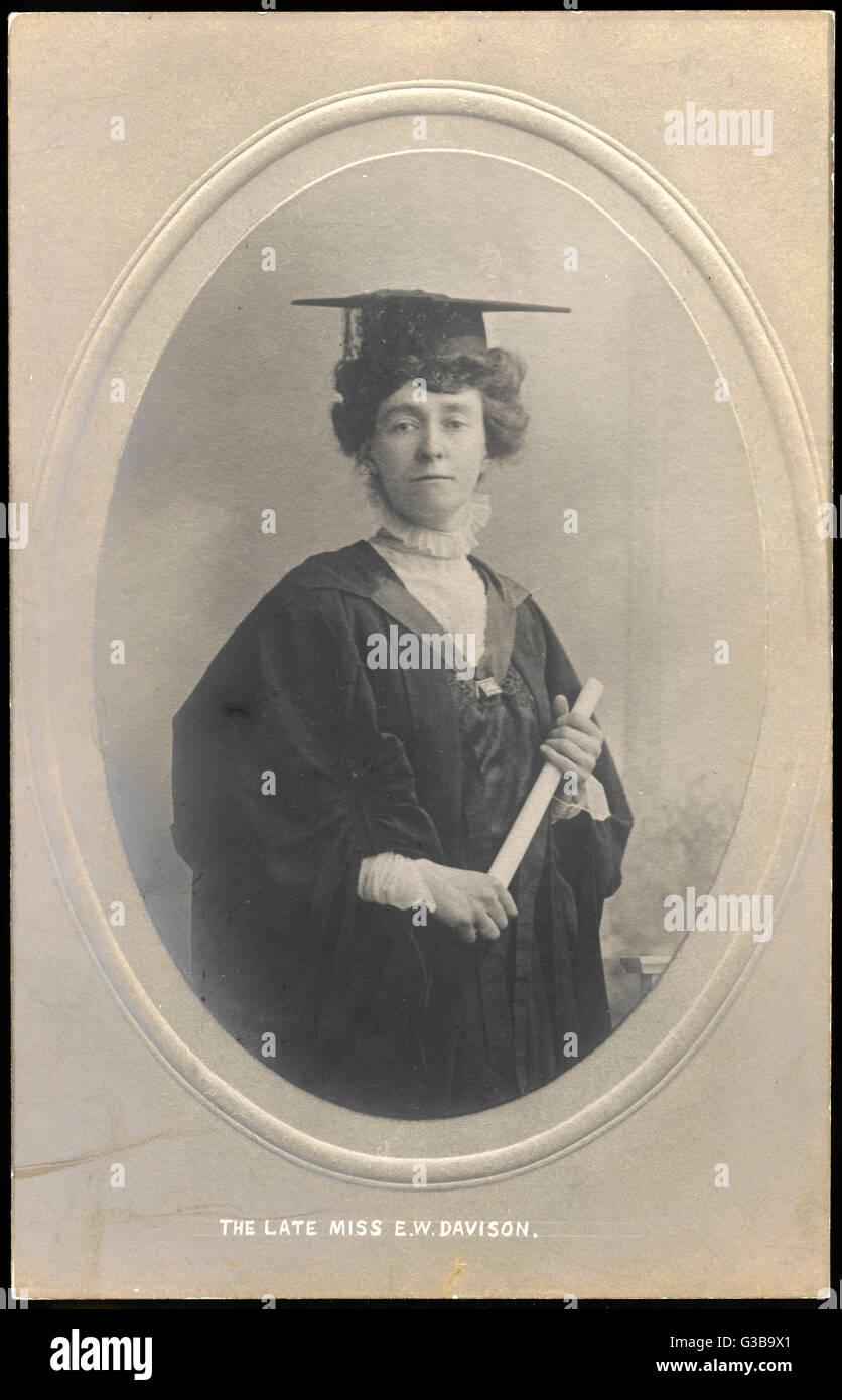 "Der späten Miss E.W Davison" Postkarte veröffentlicht in Gedenken an EMILY DAVISON, der ihr in akademischen Gewand zeigt.       Datum: 1872-1913 Stockfoto