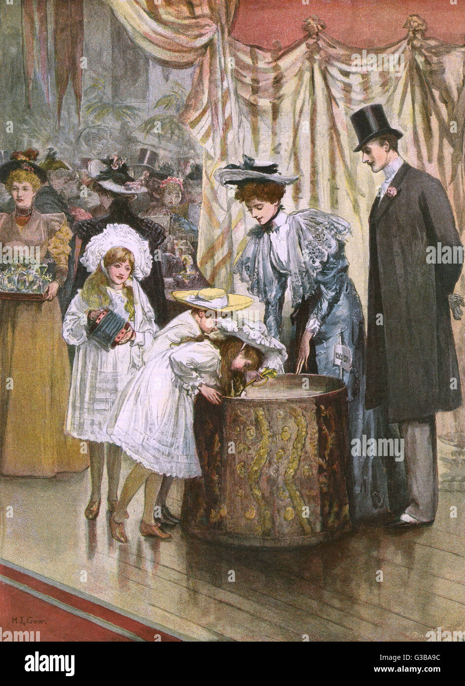 Drei Mädchen in schöner weißer Spitzenkleider und Hüte versuchen ihr Glück in der Kleie-Wanne.   Sie werfen Sie einen Blick über den Rand zu versuchen und gewinnen Sie einen guten Preis...      Datum: 1894 Stockfoto