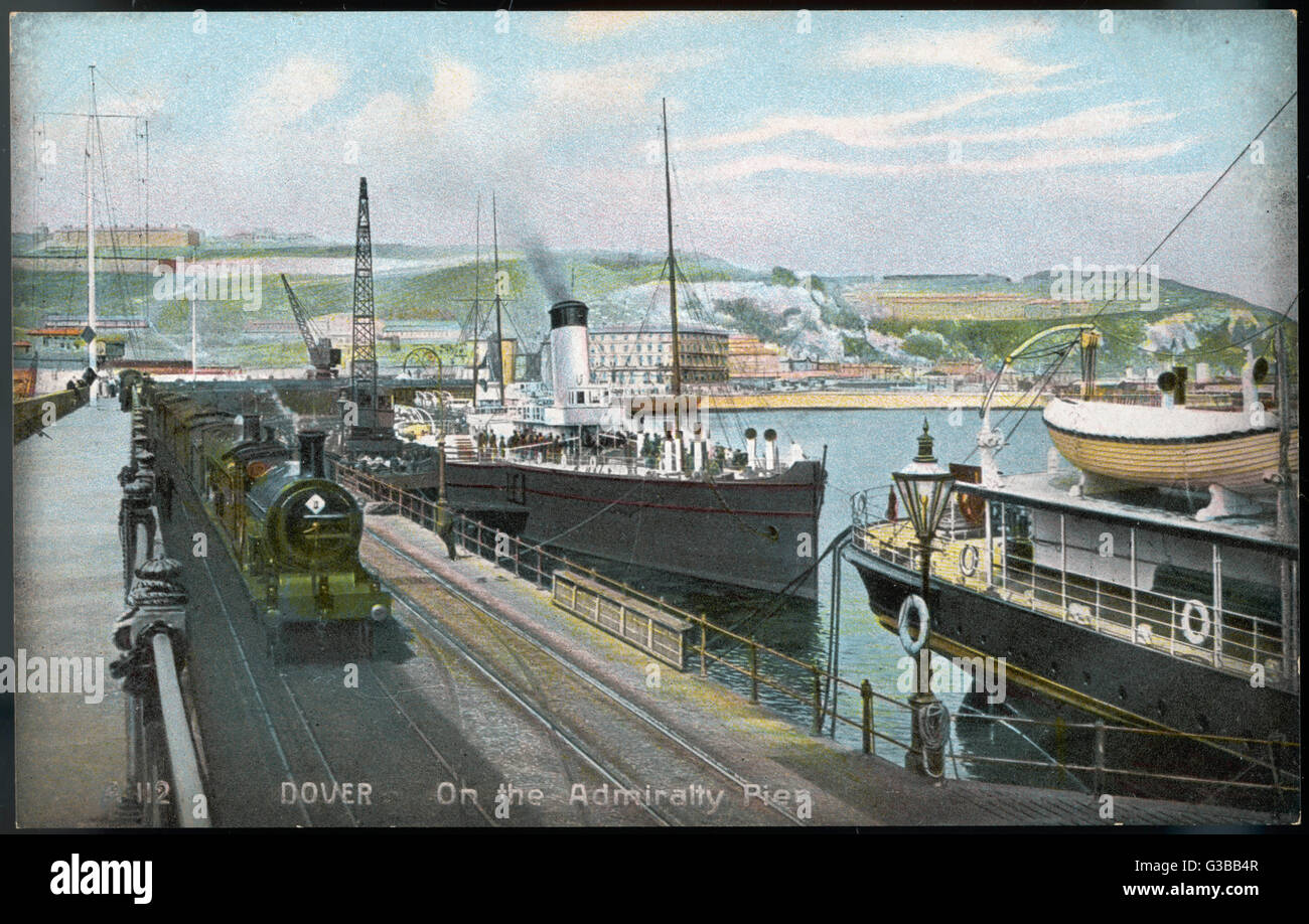 Ein Dampfzug auf der Admiralität Pier neben einem Raddampfer hochgezogen.       Datum: 1905 Stockfoto