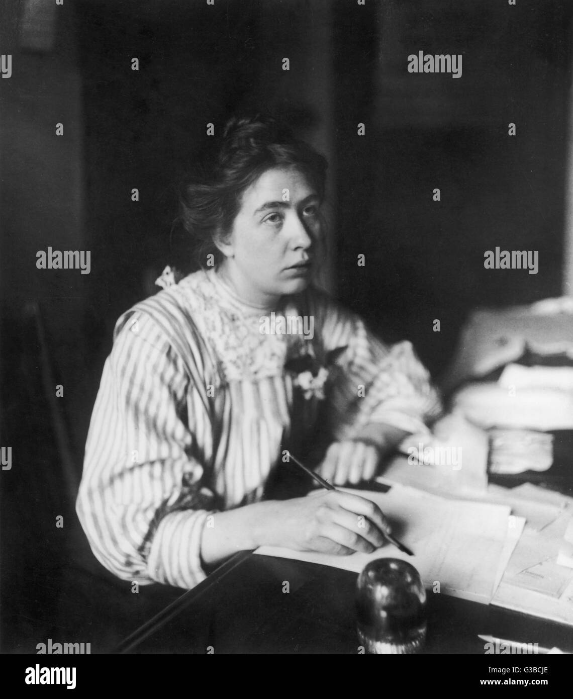 SYLVIA PANKHURST sitzt an ihrem Schreibtisch einen Brief Datum zu schreiben: 1881-1960 Stockfoto