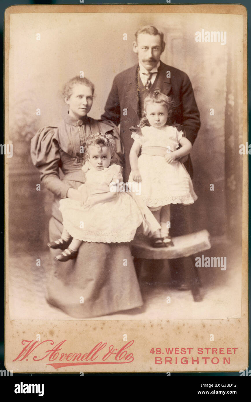 Frau: plain Rock, separaten Mieder mit Gigot Hülsen, Plissee Detail &amp; Stehkragen.  Mädchen: weiße Schuhe mit Bars, abgewetztes Anglaise Gehröcke, Schulter Band Bögen &amp; Schärpen.     Datum: 1890er Jahre Stockfoto