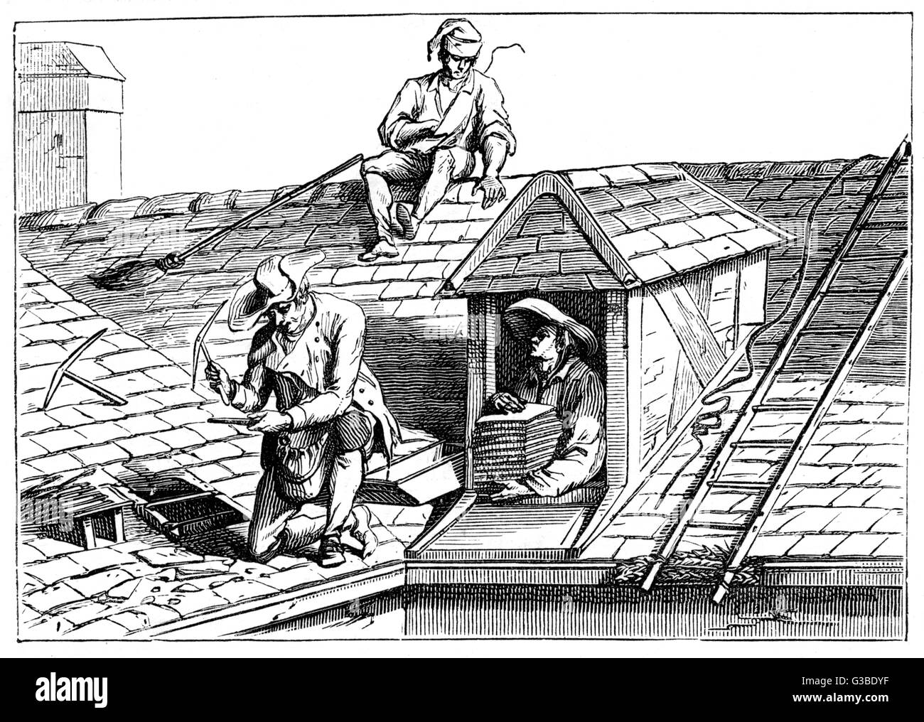 Drei Arbeiter ersetzen beschädigte Fliesen auf einem Dach Datum: 18. Jahrhundert Stockfoto