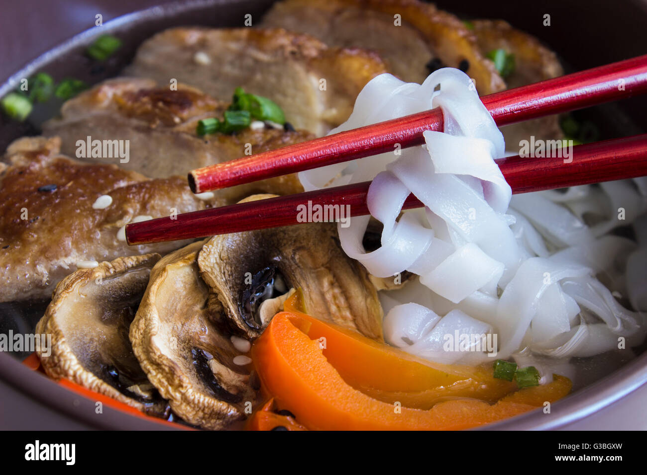 Die gedünsteten Nudeln mit Ente Stockfoto