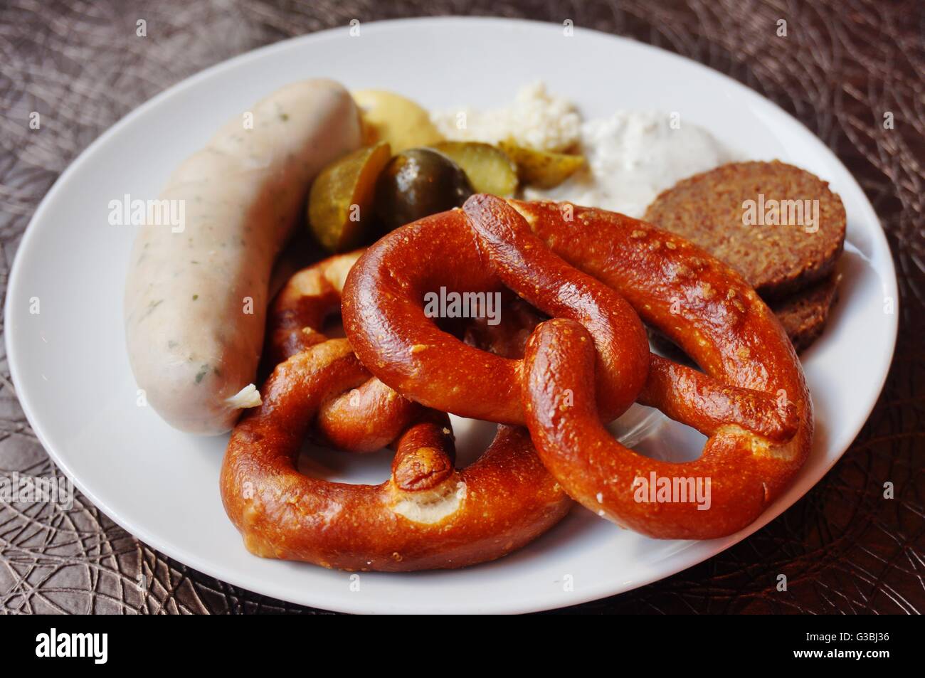 Ein deutsches Frühstück mit Brezeln und Wurst Wurst Stockfoto