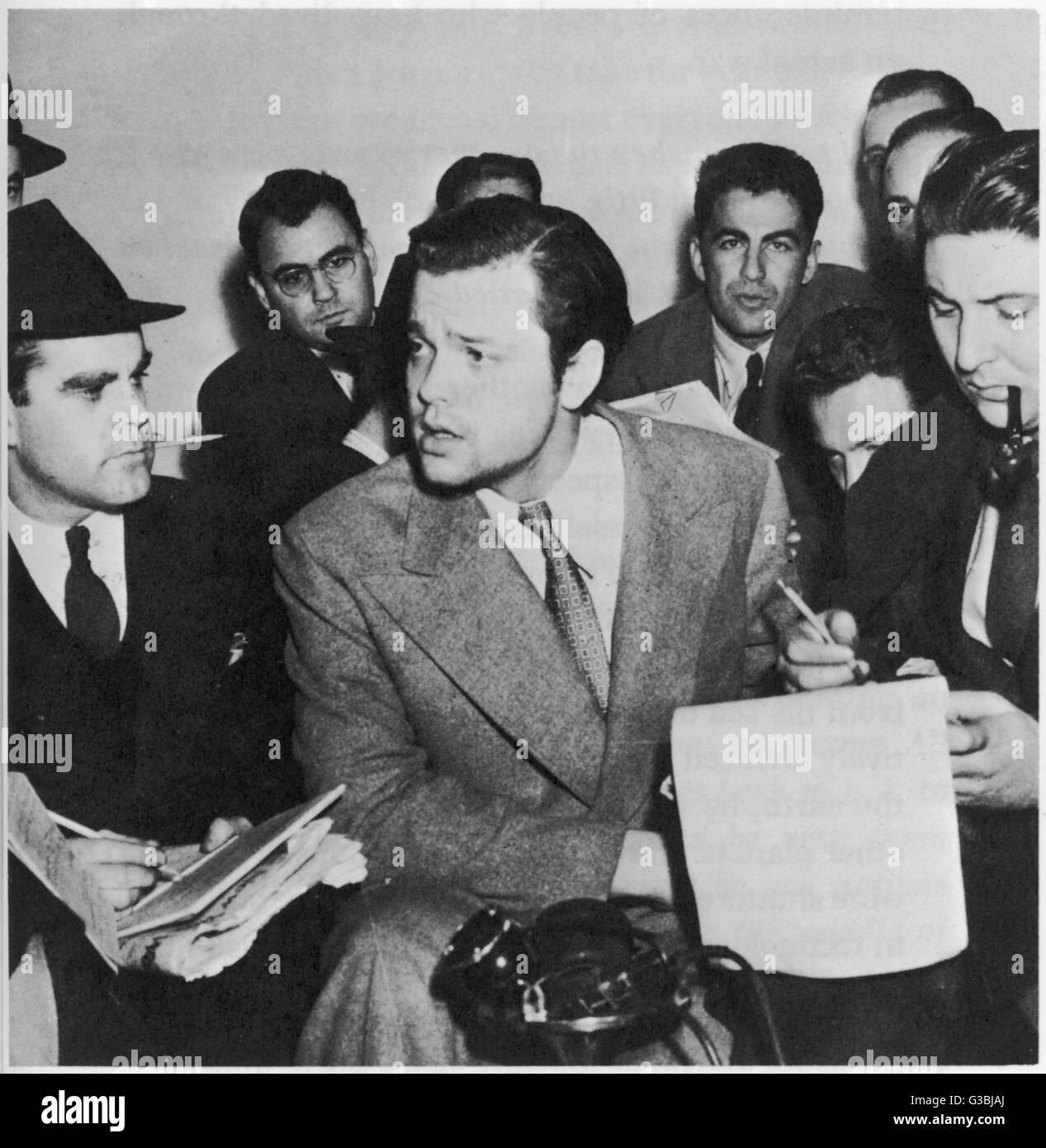 Orson Welles spricht mit Zeitungsmänner, 30. Oktober 1938, nach der sensationellen Ausstrahlung eine dramatisierte Version des Buches von Mercury Theatre, New York. Stockfoto