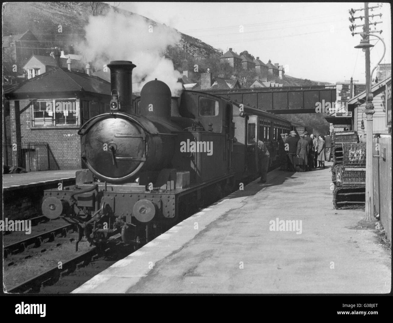 Menschen an Bord einen Dampfzug wartet in der Station Datum: 1947 Stockfoto