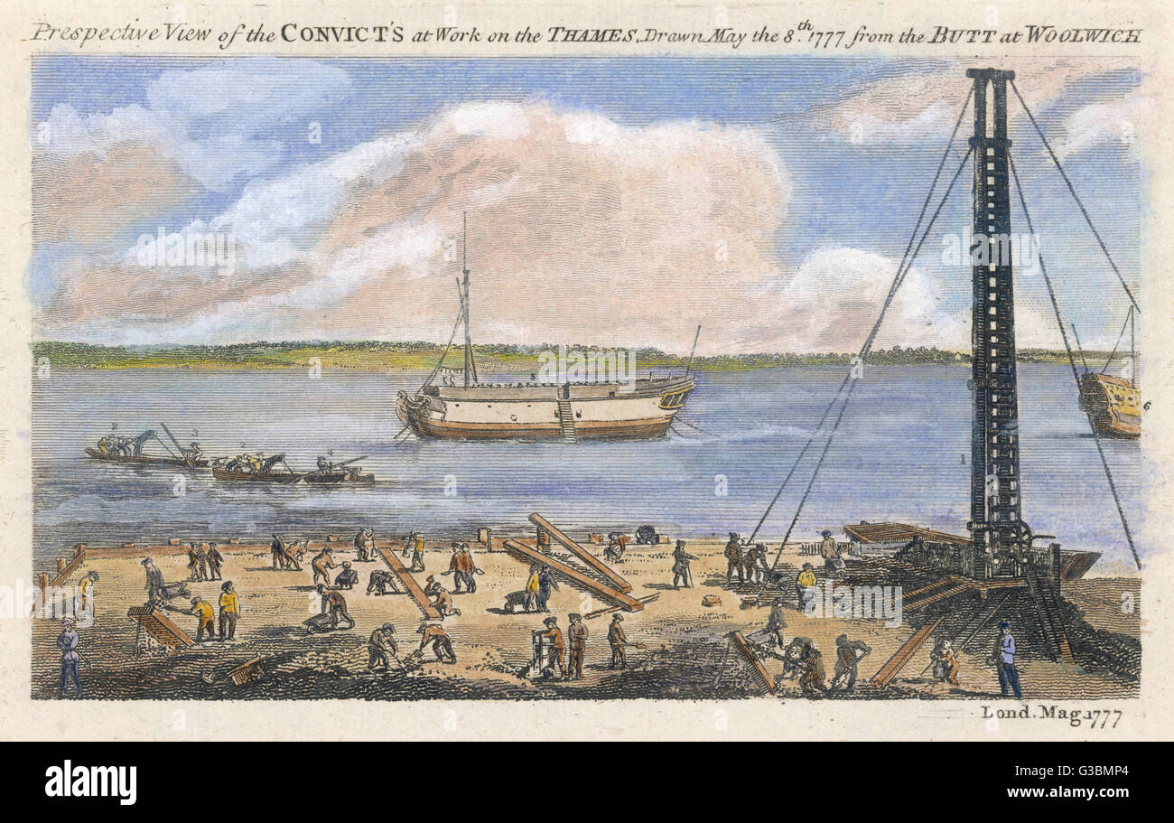 Sträflinge aus den Wracks in der Themse von Woolwich, bei der Arbeit auf das Flussufer Umgang mit Holz mit Hilfe von einer riesigen Hebevorrichtung verankert.     Datum: 1777 Stockfoto