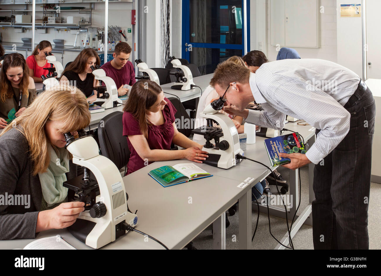 Studenten in einem Mikroskopie-Kurs an der Universität DUE Stockfoto