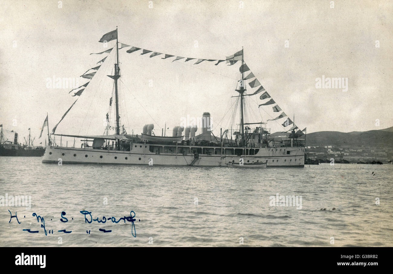 HMS Zwerg auf See mit fliegenden Flaggen Stockfoto