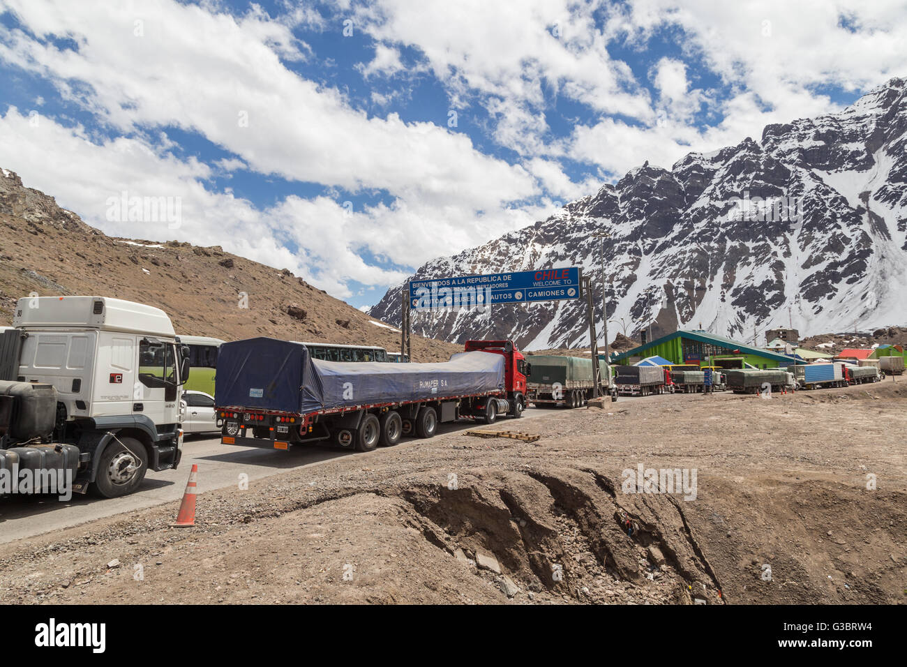 Las Cuevas, Argentinien - 25. November 2015: LKW warten in der Schlange an der Grenze von Argentinien nach Chile Stockfoto